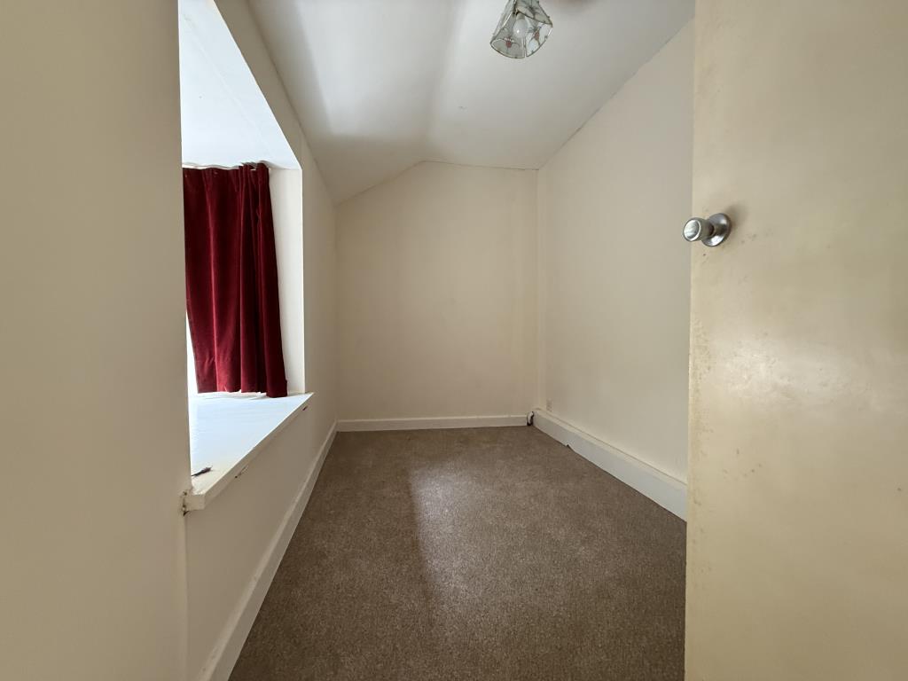 Lot: 126 - THREE-BEDROOM COTTAGE SET IN JUST UNDER AN ACRE - Bedroom